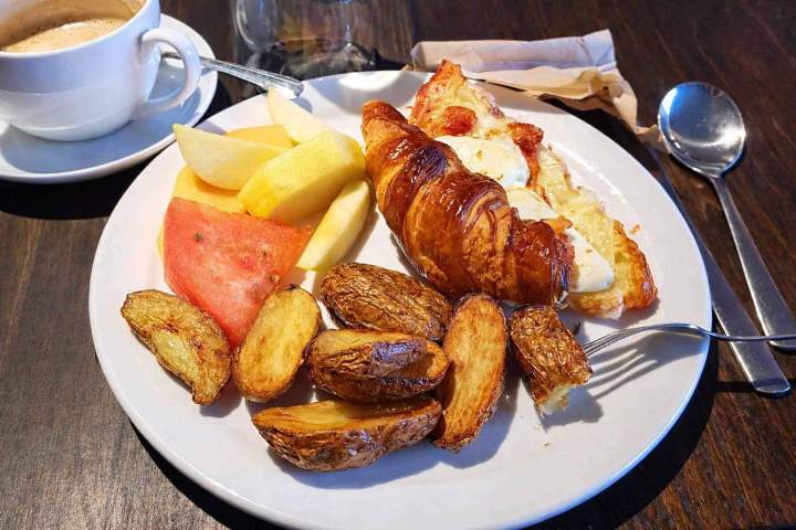 Brunch salé-sucré avec croissant garni et fruits Beaupré